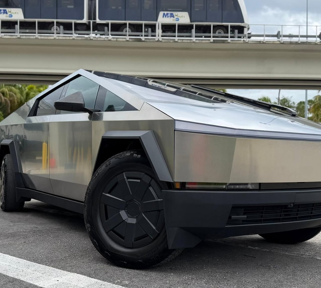Tesla Cybertruck photo 2