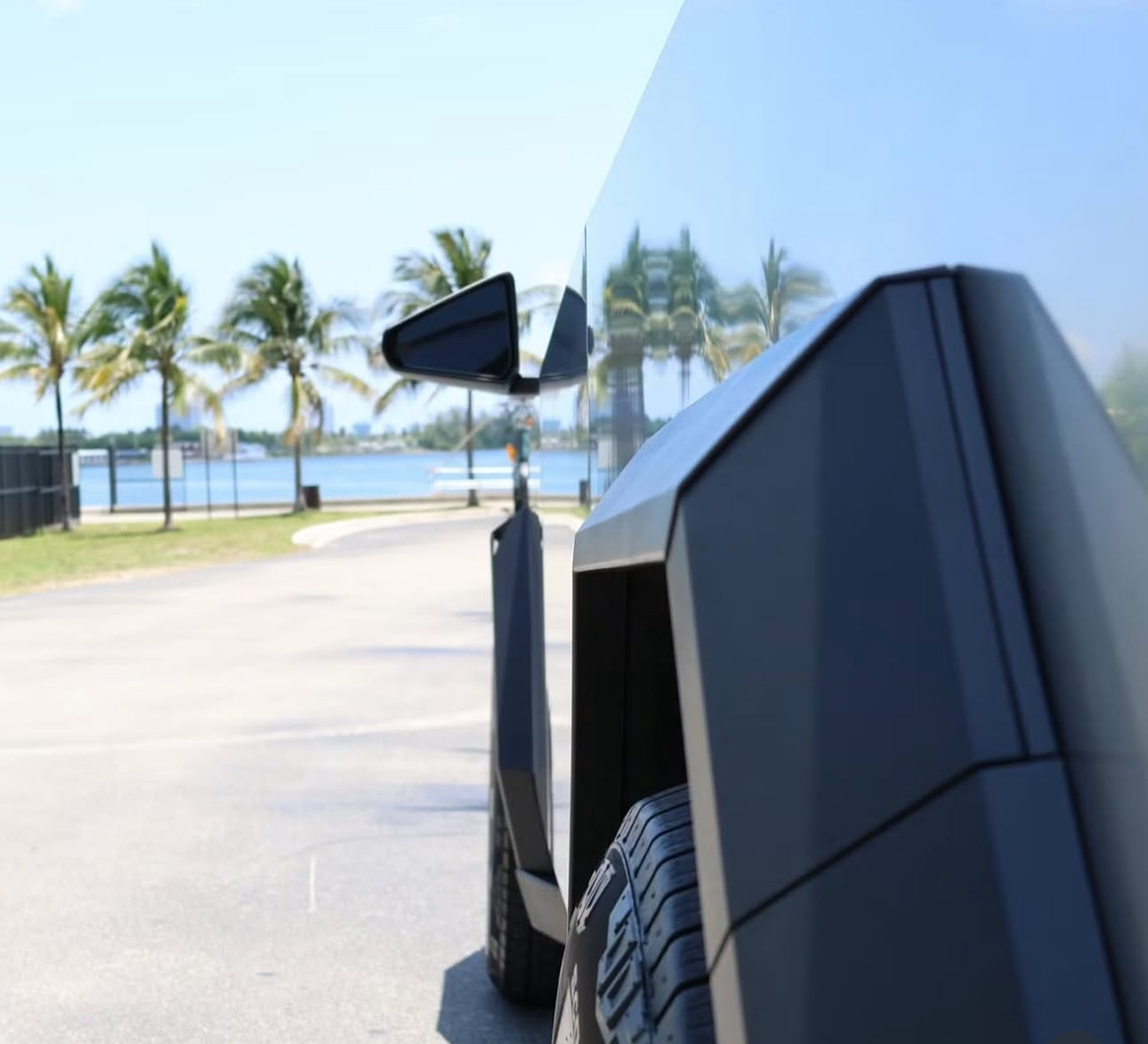 Tesla Cybertruck photo 4